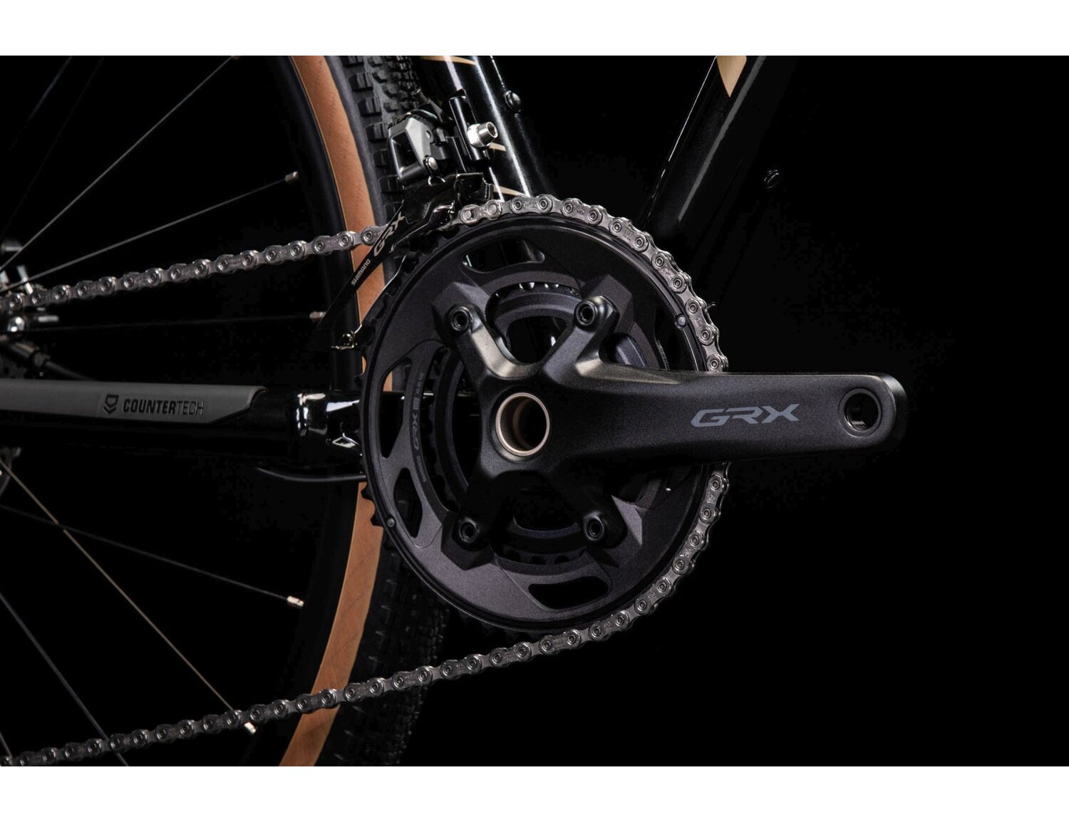  Dwurzędowa korba SHIMANO GRX RX610 oraz łańcuch SHIMANO M6100 w rowerze gravelowym KROSS Esker 6.0 