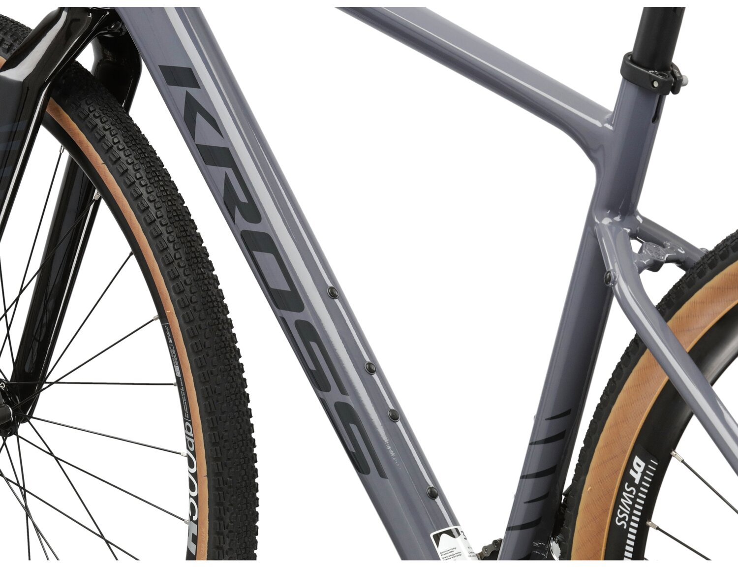  Aluminiowa rama w kolorze szarym, sztywny carbonowy widelec oraz opony WTB w rowerze gravelowym Kross Esker 5.0 
