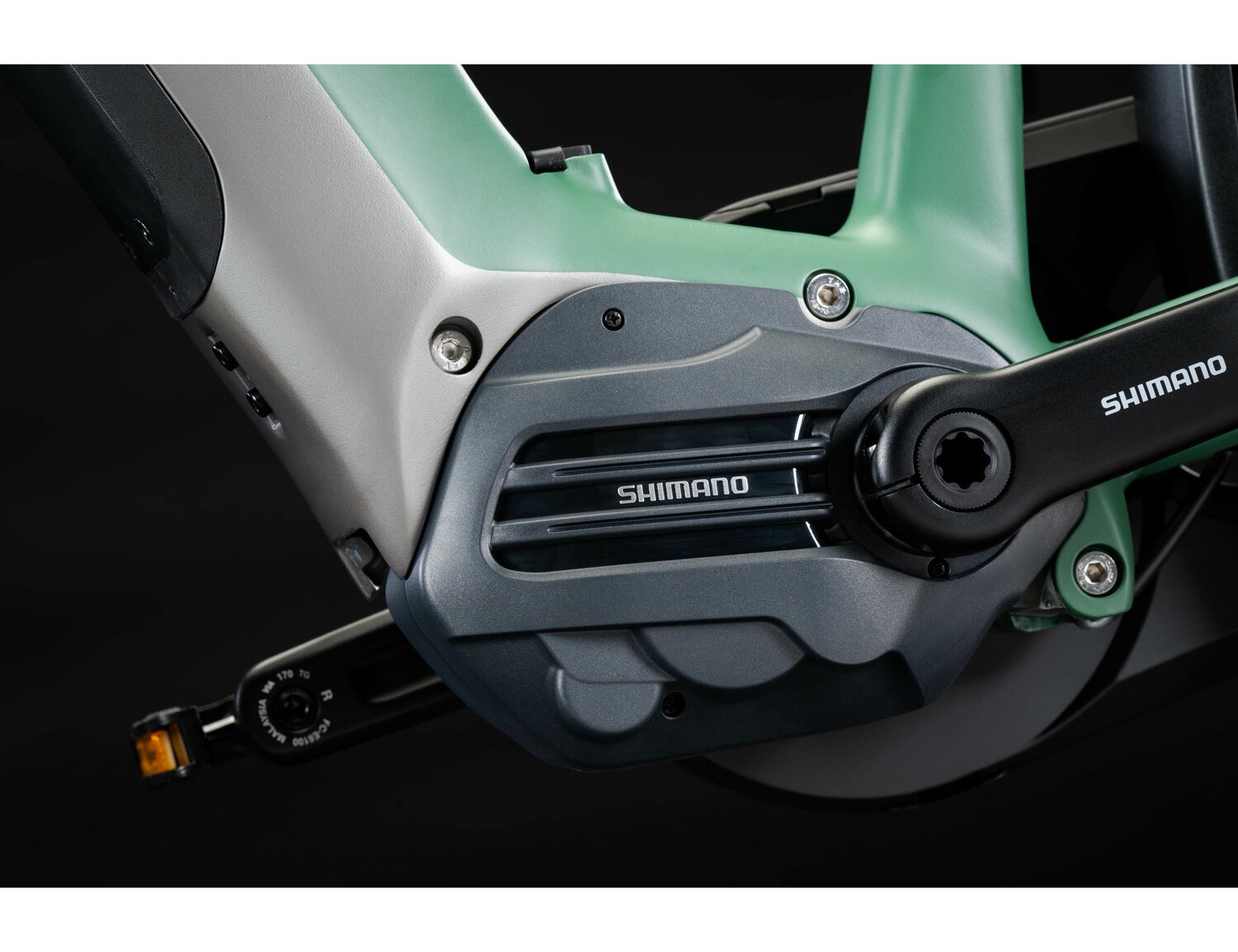 Zamontowany centralnie silnik Shimano E6100 w elektrycznym rowerze miejskim Ebike City KROSS Sentio Hybrid 6.0 500 Wh 