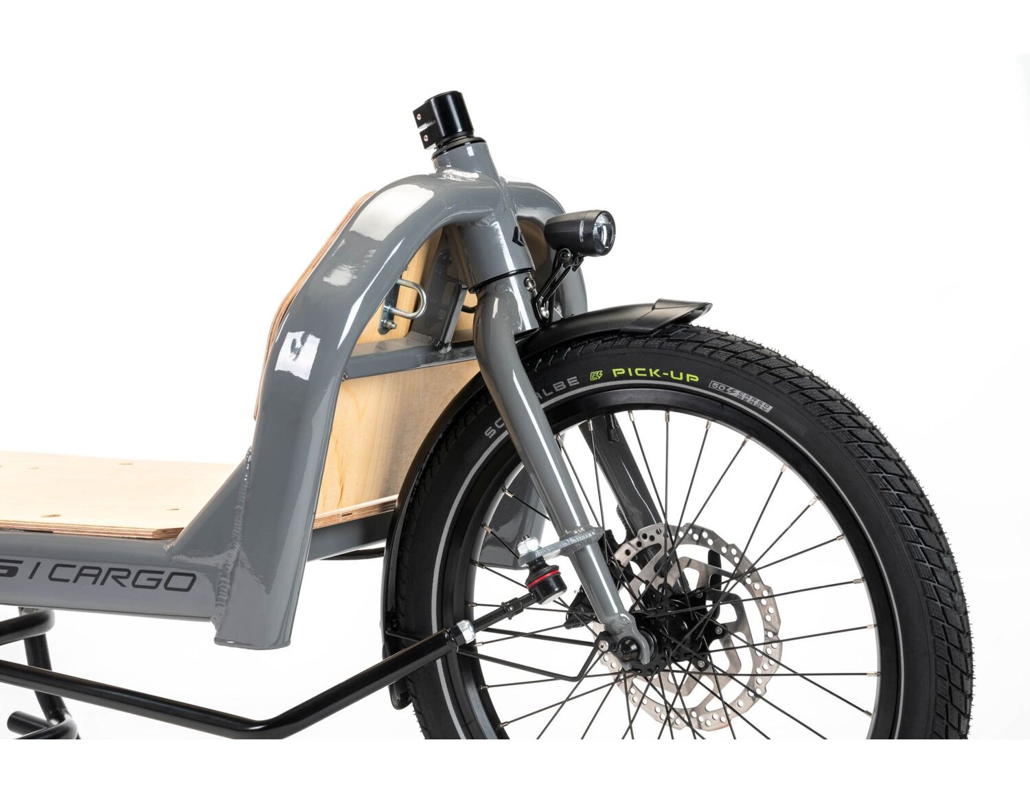  Aluminiowa rama, napis KROSS Cargo oraz opona Schwalbe Pick Up w rowerze elektrycznym cargo Ebike KROSS E-Cargo 1.0 Platform 