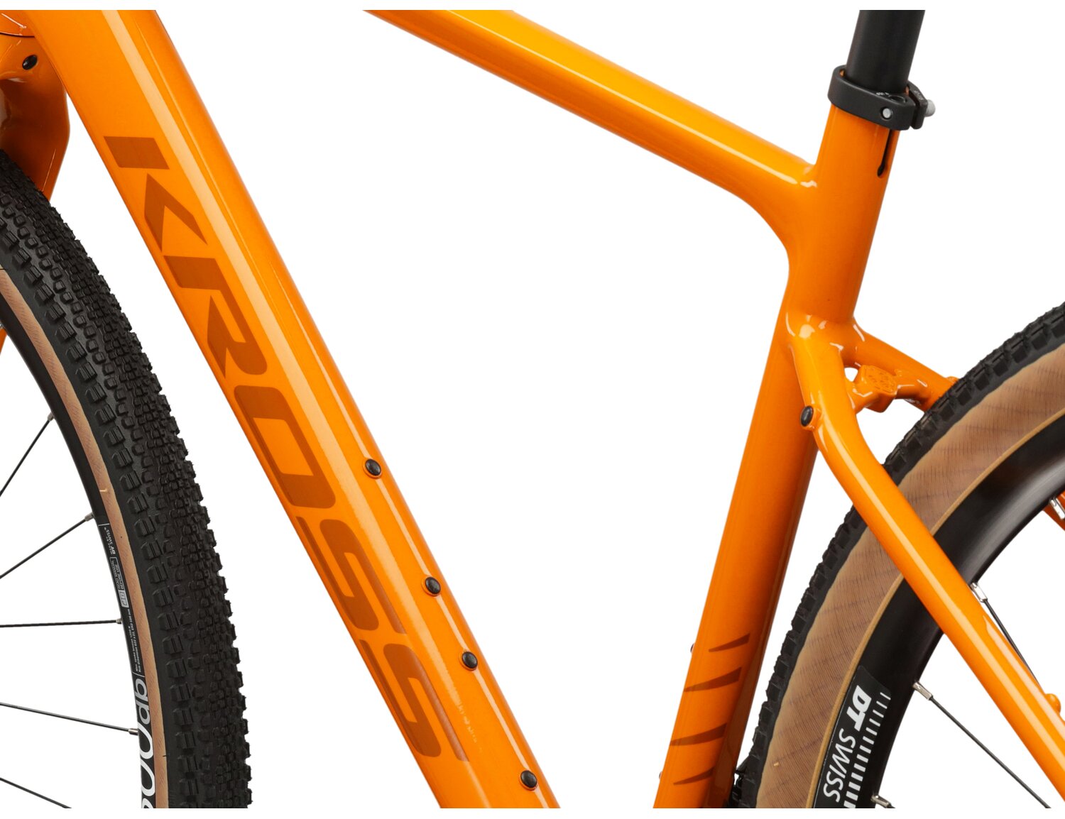 Aluminiowa rama w kolorze pomarańczonwym, sztywny carbonowy widelec oraz opony WTB w rowerze gravelowym Kross Esker 5.0 