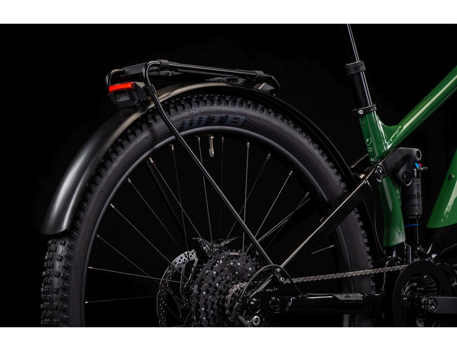  Bagażnik, błotniki oraz tylne koło w elektrycznym rowerze górskim Ebike MTB Trail Full Suspension KROSS Grist Boost SUV 1.0 730 Wh 