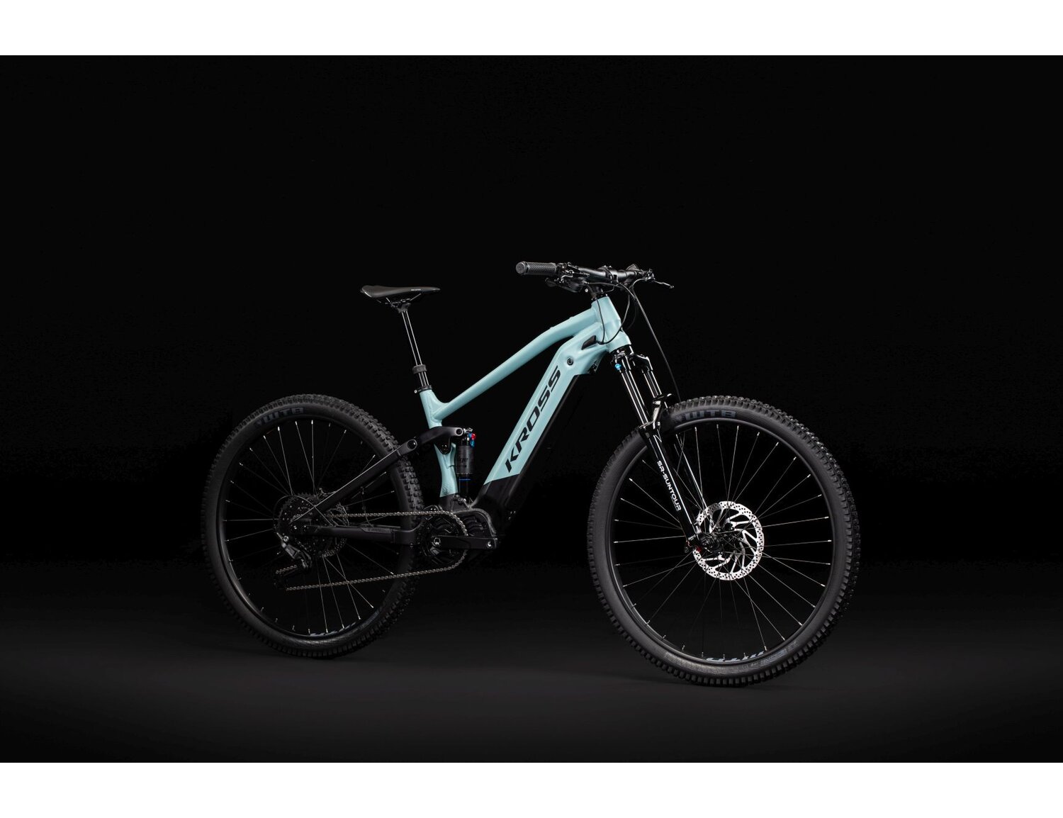  Elektryczny rower górski Ebike MTB Trail Full Suspension KROSS Grist Boost 1.0 730 Wh na aluminiowej ramie w kolorze niebieskim wyposażony w osprzęt Shimano i napęd elektryczny Bafang