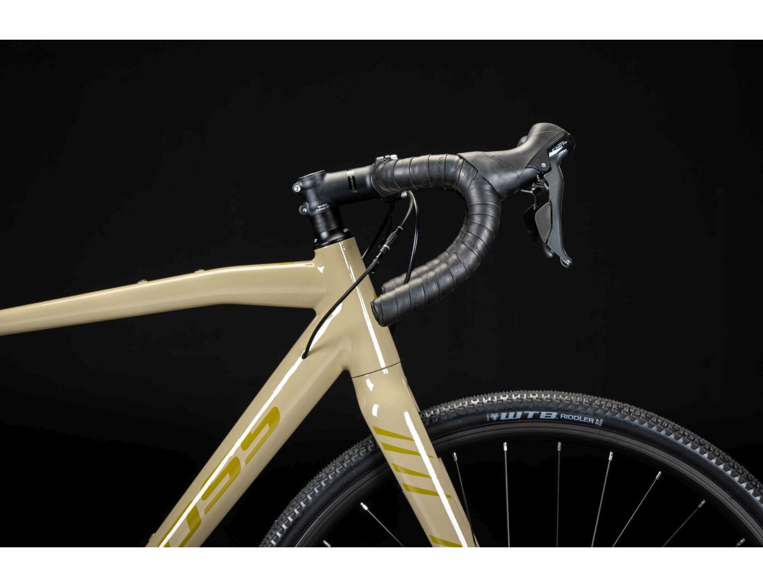  Sztywny aluminiowy widelec oraz opony WTB Riddler o szerokośći 37mm w rowerze gravelowym KROSS Esker 1.0 