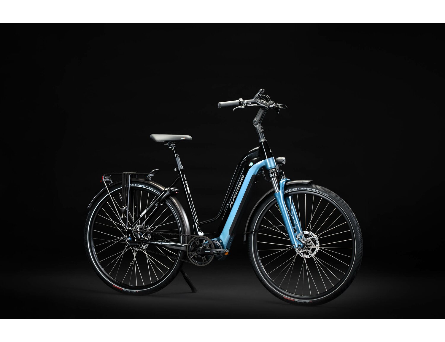  Elektryczny rower miejski Ebike City KROSS Sentio Hybrid 7.0 500 Wh UNI na aluminiowej ramie w kolorze czarnym wyposażony w osprzęt shimano i napęd elektryczny Shimano