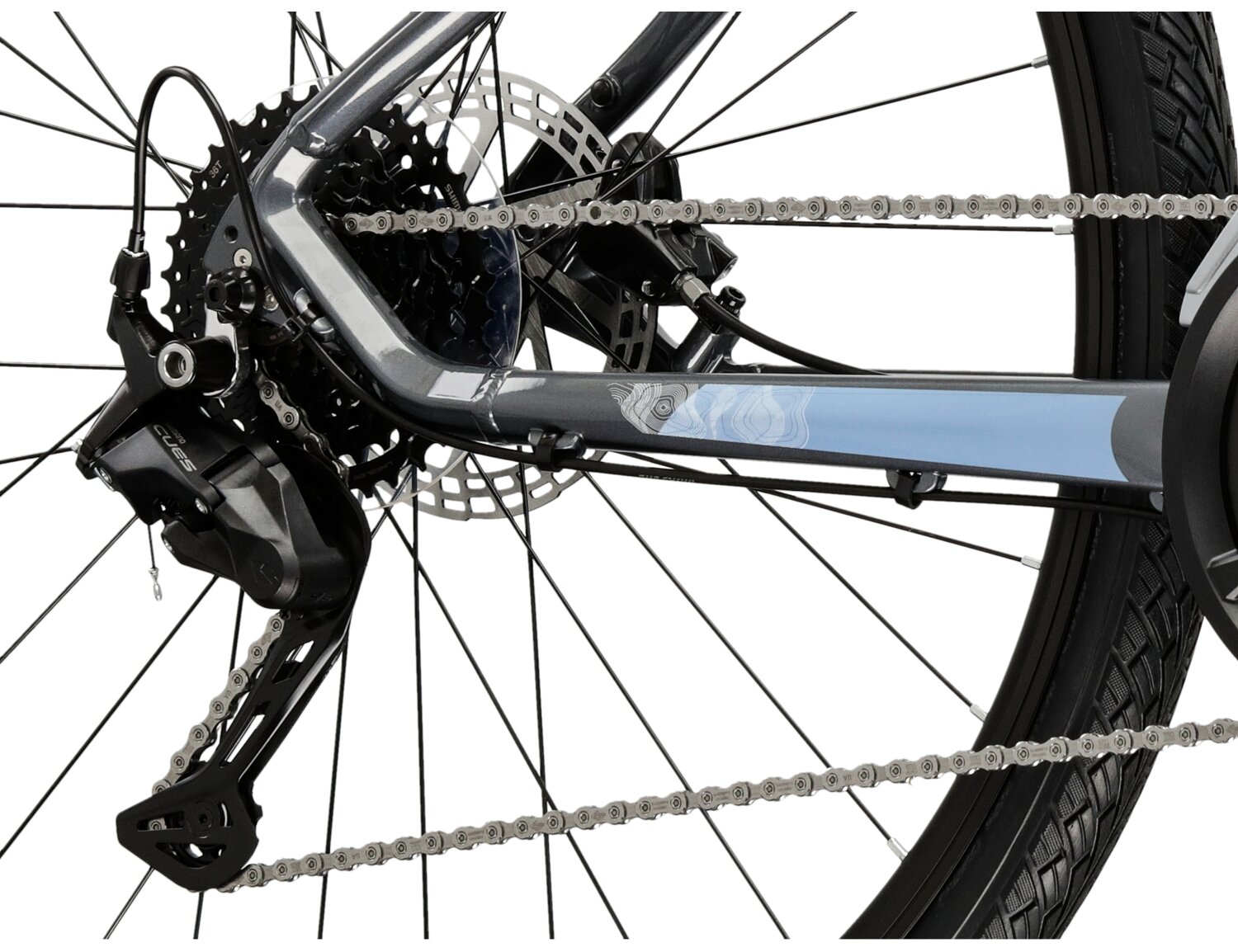  Tylna dziewięciobiegowa przerzutka Shimano Cues U3020 oraz hydrauliczne hamulce tarczowe Shimano MT200 w rowerze crossowym damskim KROSS Evado 5.0 