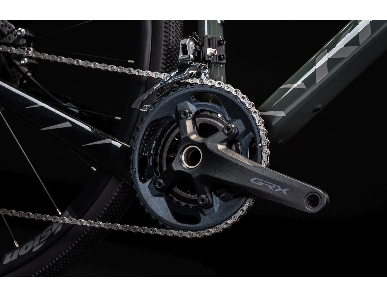  Dwurzędowa korba SHIMANO GRX RX600 oraz łańcuch SHIMANO HG601 w rowerze gravelowym KROSS Esker 8.0 