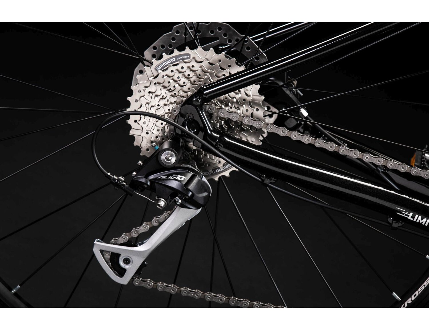  Tylna dziewięciobiegowa przerzutka Shimano Deore M592 oraz hydrauliczne hamulce tarczowe Shimano w rowerze górskim MTB XC KROSS Level Limited 