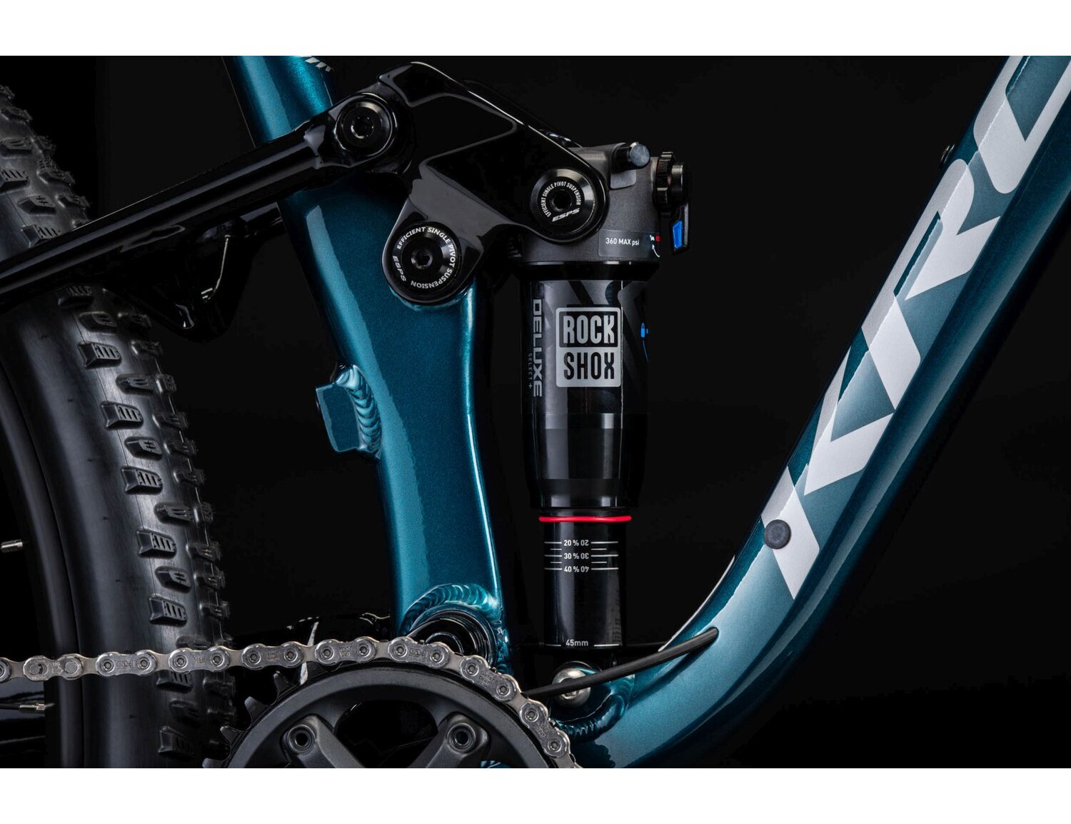  Tylny amortyzator Rock Shox Deluxe Select RL oraz mechanizm korbowy FSA Gama Pro w rowerze górskim MTB XC KROSS Earth 2.0 