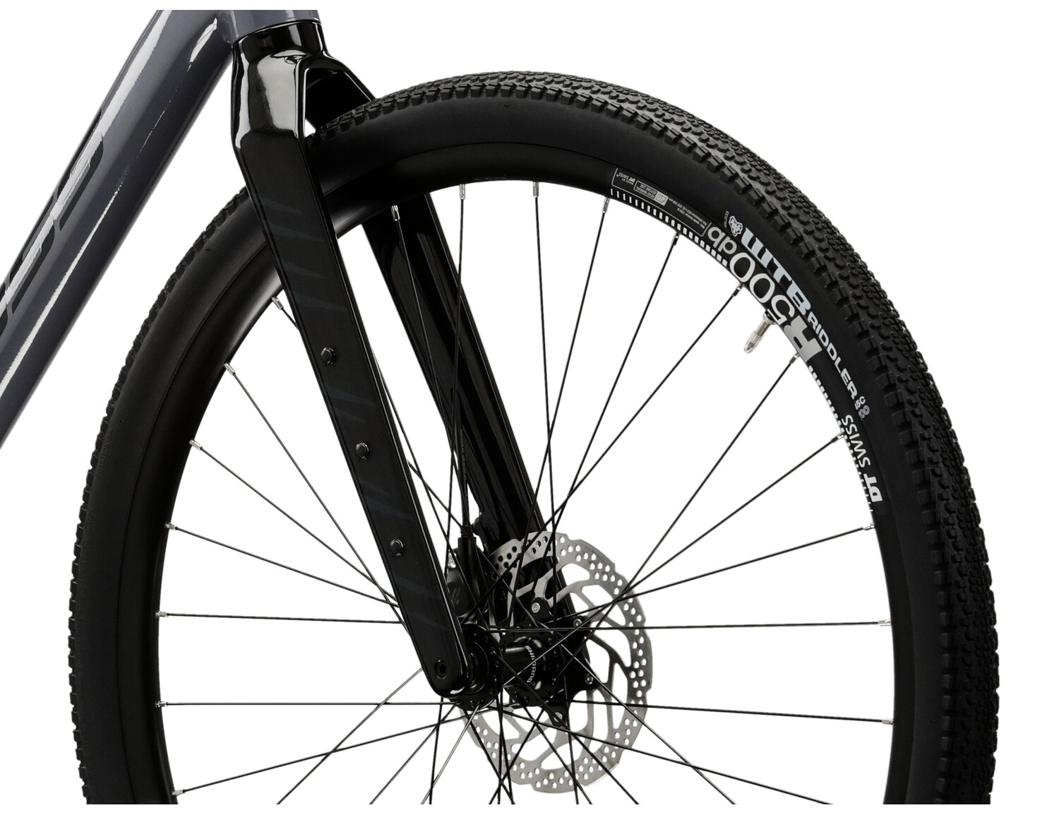   Sztywny carbonowy widelec oraz opony WTB Riddler o szerokośći 45mm w rowerze gravelowym KROSS Esker 5.0 