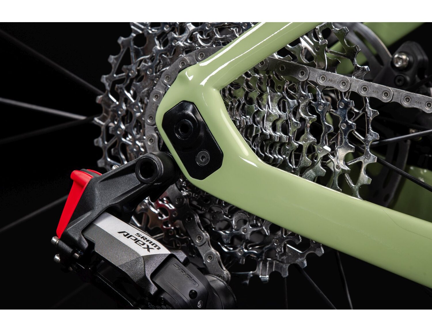  Uklad flip chip oraz tylna dwunastorzędowa przerzutka SRAM Rival XPLR AXS w rowerze gravelowym KROSS Esker RS 2.0 