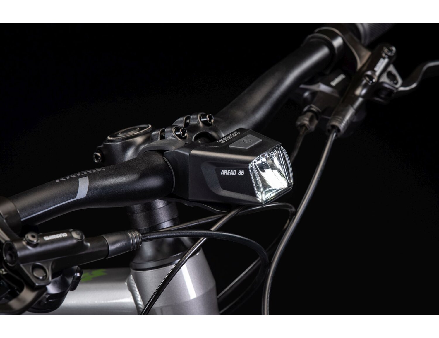 Przednia lampka oraz kierownica w rowerze górskim MTB KROSS Hexagon 4.0 EQ