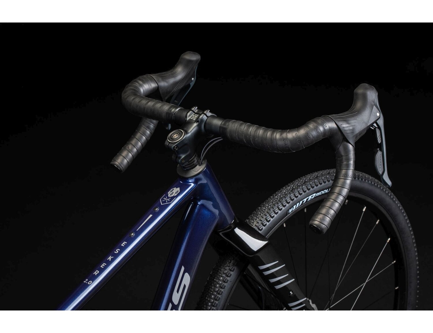  Carbonowy widelec, aluminiowa rama oraz opony WTB RIDDLER COMP 700X45C w rowerze gravelowym Kross Esker 2.0 