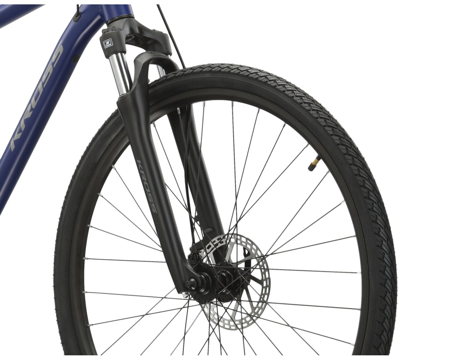 Aluminowa rama, amortyzowany widelec SR SUNTOUR NEX oraz opony Wanda w rowerze crossowym KROSS Evado 3.0 