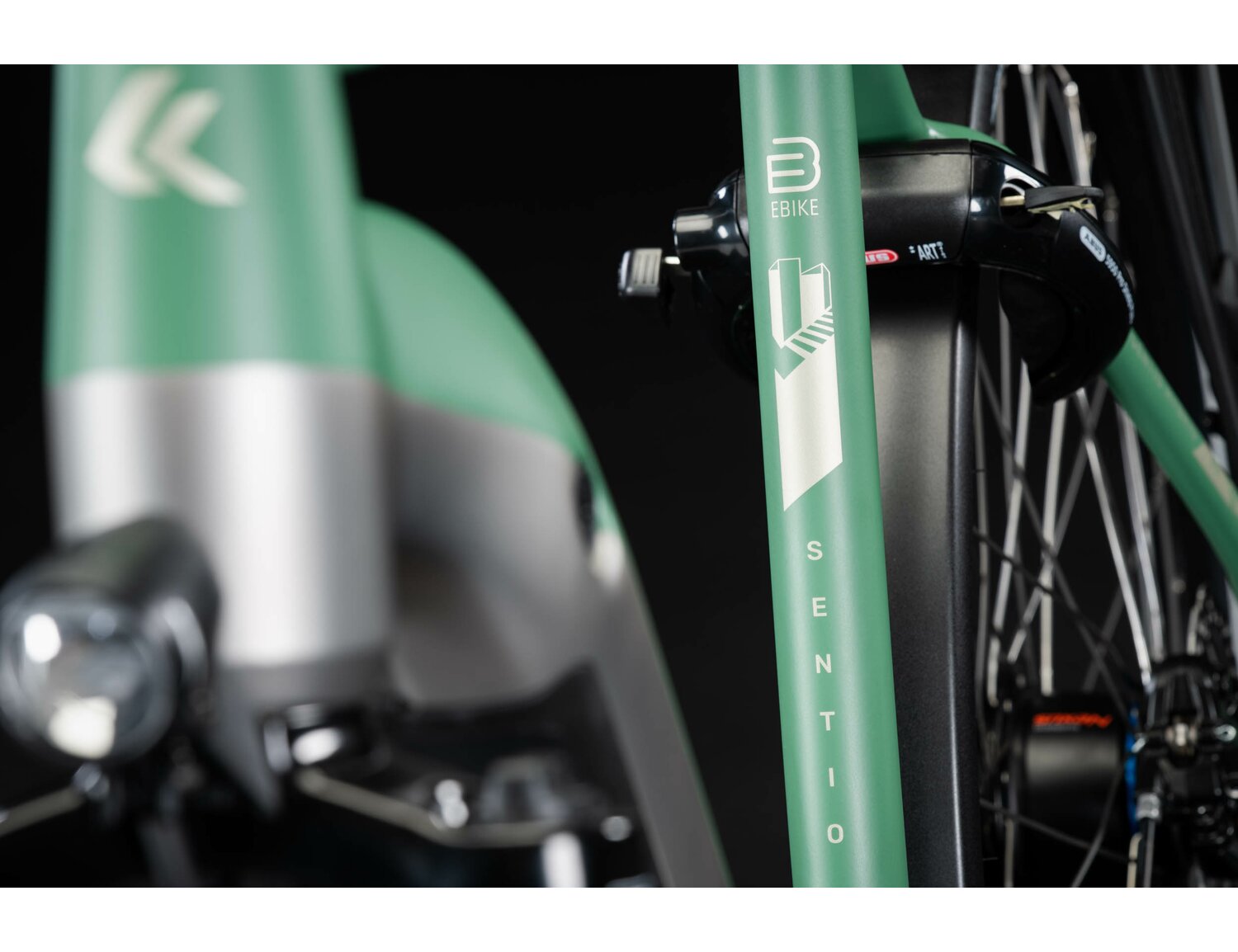 Aluminowa rama oraz nazwa modelu roweru w elektrycznym rowerze miejskim Ebike City KROSS Sentio Hybrid 6.0 500 Wh 