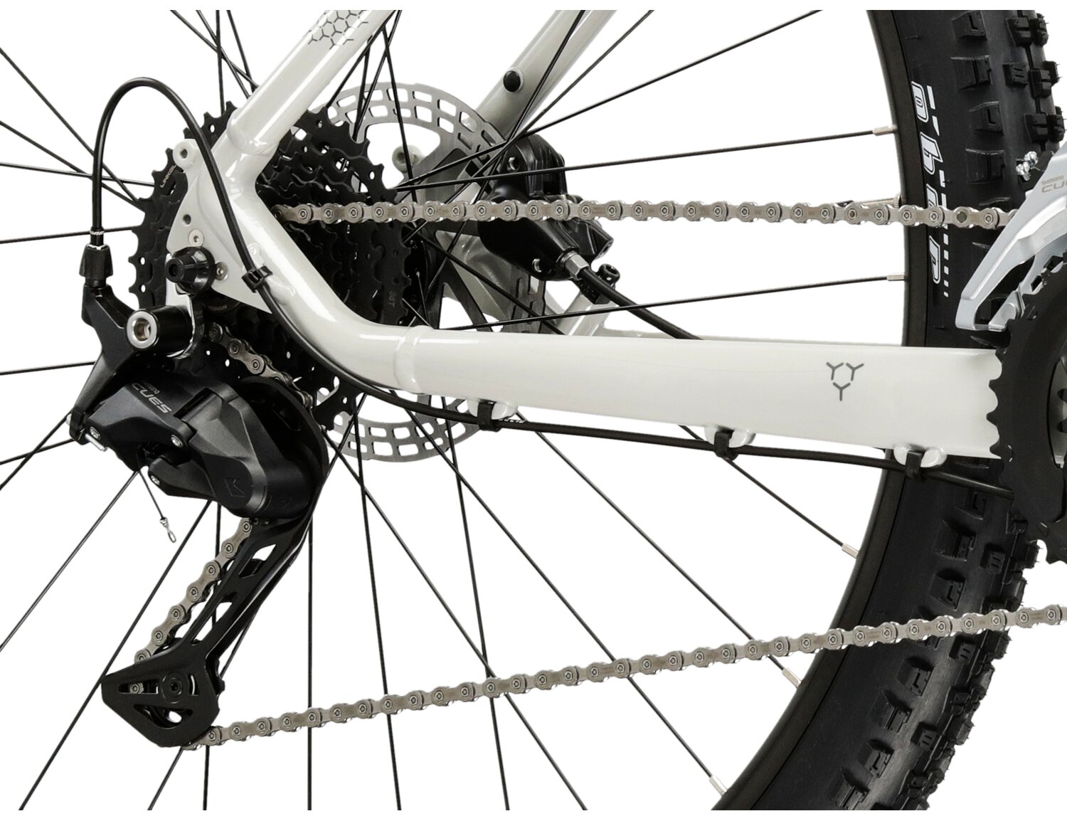  Tylna dziewięciobiegowa przerzutka Shimano Cues U3020 oraz hydrauliczne hamulce tarczowe Shimano MT200 w rowerze górskim MTB KROSS Hexagon 5.0 