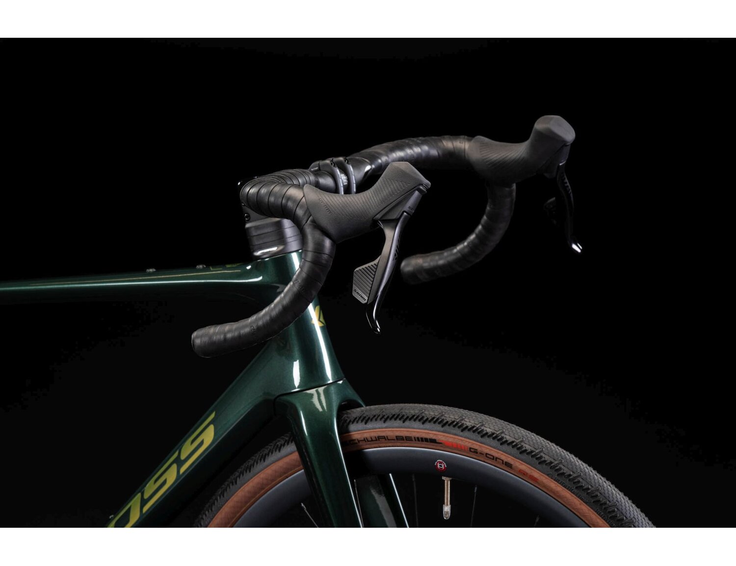  Carbonowa rama, sztywny carbonowy widelec, carbonowa kierownica oraz opony Schwalbe w rowerze gravelowym KROSS Esker RS 3.0
