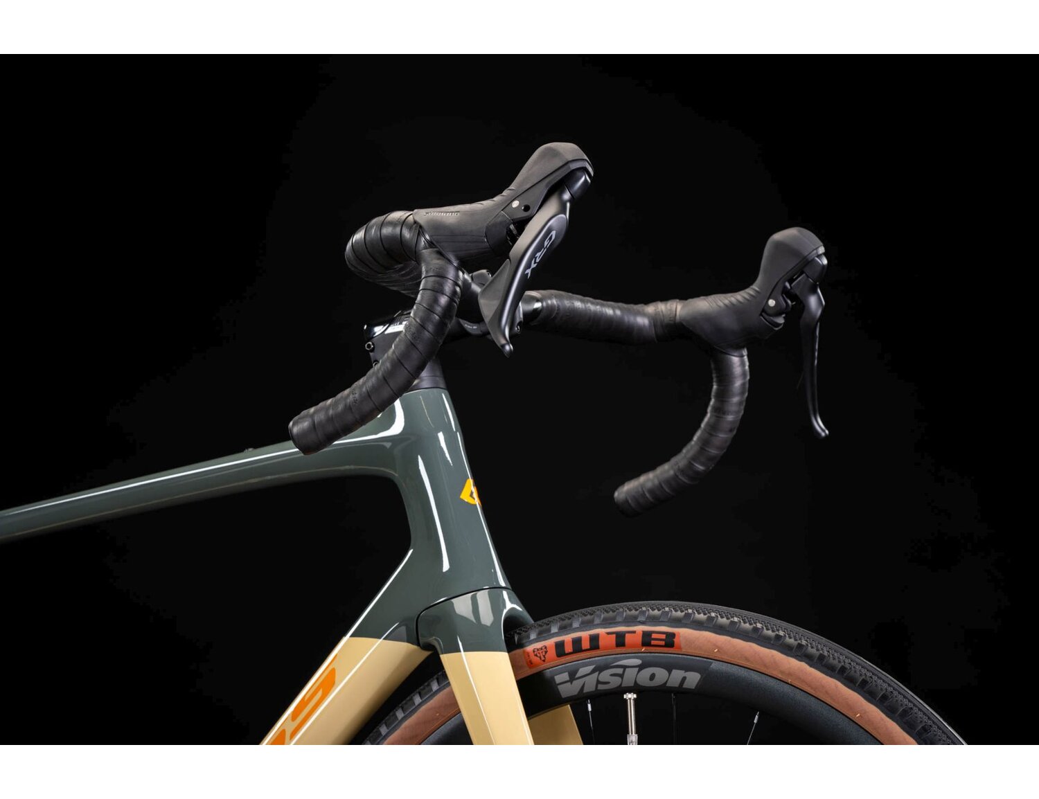  Carbonowa rama, sztywny carbonowy widelec, carbonowa kierownica oraz opony WTB w rowerze gravelowym KROSS Esker RS 1.0