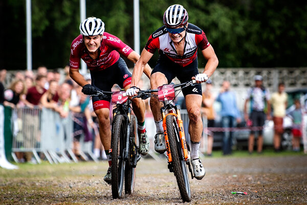 Maja Włoszczowska i Bartłomiej Wawak z KROSS ORLEN Cycling Team Mistrzami Polski po wyścigu MTB XC w Boguszowie-Gorcach